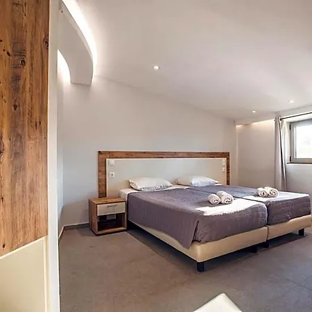 Island Hotel 3*